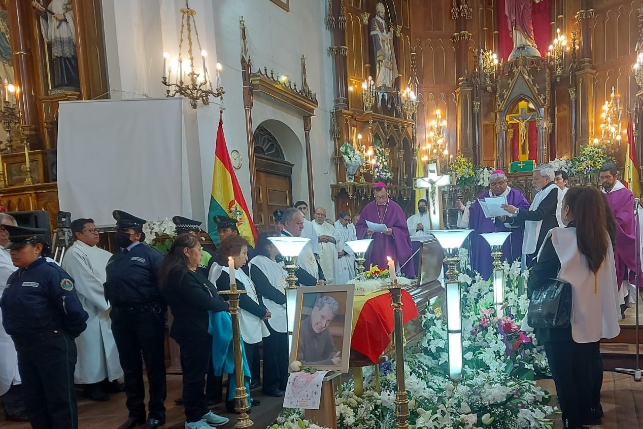 Cientos de vecinos de La Paz participan de la misa y dan el último adiós al padre Pérez