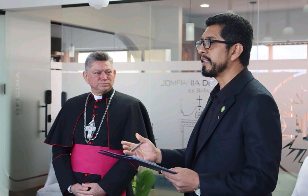 El Nuncio Apostólico en Bolivia junto al Provincial de la Compañía de Jesús, padre Bernardo Mercado, SJ. El Nuncio Apostólico en Bolivia junto al Provincial de la Compañía de Jesús, padre Bernardo Mercado, SJ.