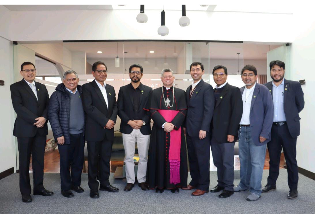 Mons. Fermín Sosa junto a los jesuitas de la Comunidad San Calixto, en La Paz. Mons. Fermín Sosa junto a los jesuitas de la Comunidad San Calixto, en La Paz.