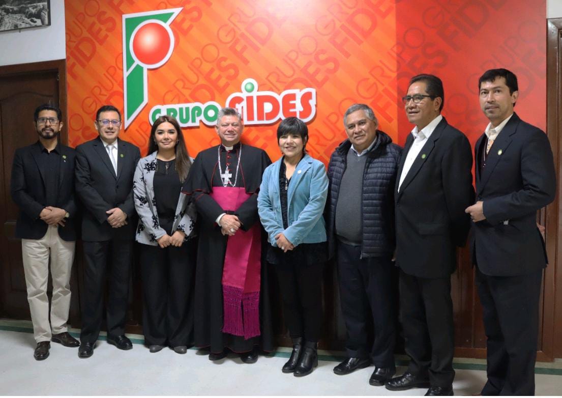 El Nuncio Apostólico en Bolivia en instalaciones del Grupo Fides, junto a jesuitas y periodistas. El Nuncio Apostólico en Bolivia en instalaciones del Grupo Fides, junto a jesuitas y periodistas.