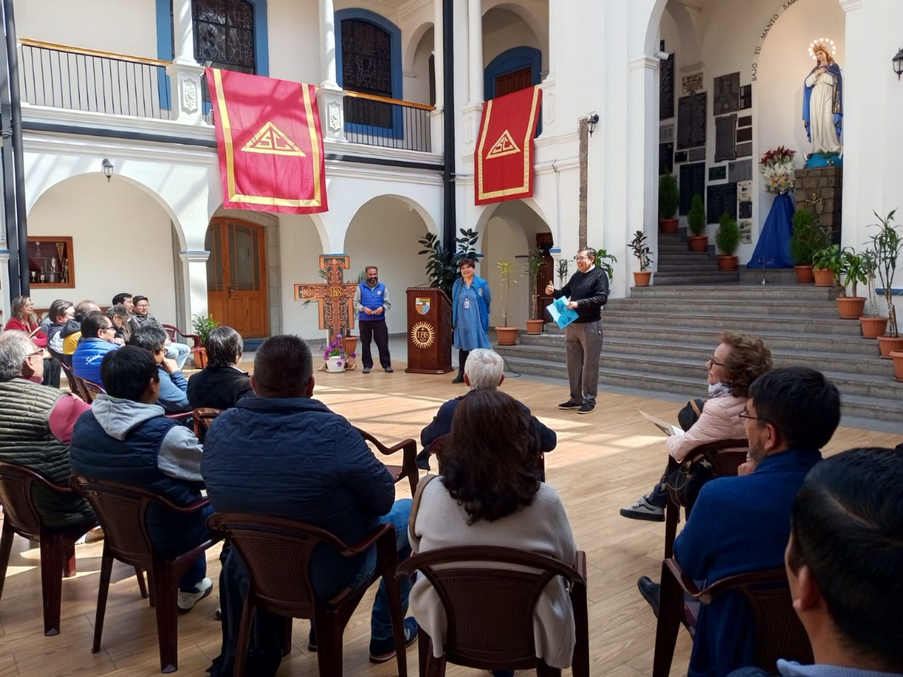 Colaboradores reunidos en el patio de honor del Colegio San Calixto